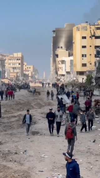 عودة المواطنون الي منطقة الصناعة،وكما يبدو الاحتلال اللحق بالمنطقة دمار هائل.Citizens return to the industrial area, and as it...