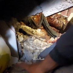 من تحت الركام وثقنا هذه الجريمة الكبيرة بحق المواطنين العزل 
هذه حجة عالقة تحت سقف المنزل الذي قصفته طائرات...