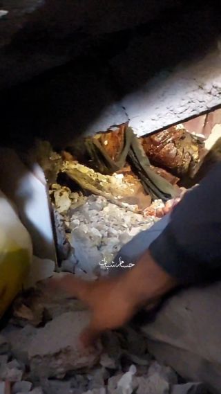 من تحت الركام وثقنا هذه الجريمة الكبيرة بحق المواطنين العزل 
هذه حجة عالقة تحت سقف المنزل الذي قصفته طائرات...