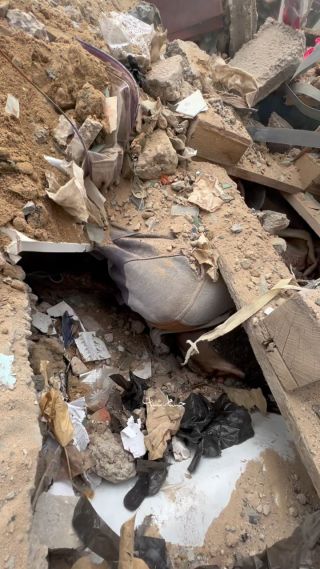 يالله قديش بشاعة المنظر جثة تحت ركام برج كامل في #شمال_غزة