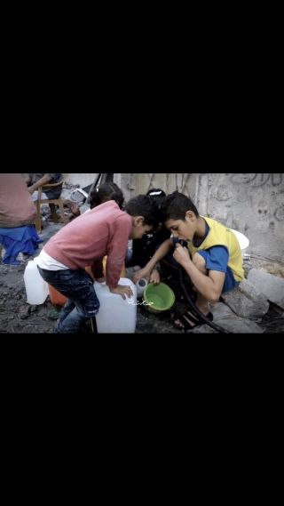 يجلس بهذه الطريقة لمدة ٣ ساعات يحصل على زجاجة مياه 
اجعلوا العالم يشاهد كيف يحصل أطفالنا على المياه من هذا...
