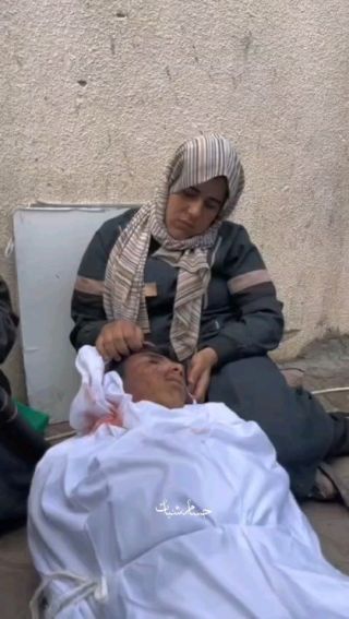 ياااااا امي 💔💔 نظرات ووداع صعبة جدا 
ام تودع نجلها الذي ارسلته لياتي لها بالماء فعاد لها...