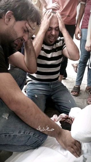 ليش تروح وتسيبني يخووي 
يالله يالله 
اخ يودع أخيه بعد استهدافه من قبل طائرات الاحتلال في منطقة بيت...