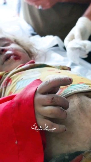 لما قلنا صباح الخير شفنا هاد الطفلة 😭😭
طفلة بعمر ثلاثة سنوات خرجت من تحت الركام  ترفع اصبع السبابة💔
#طفلة...