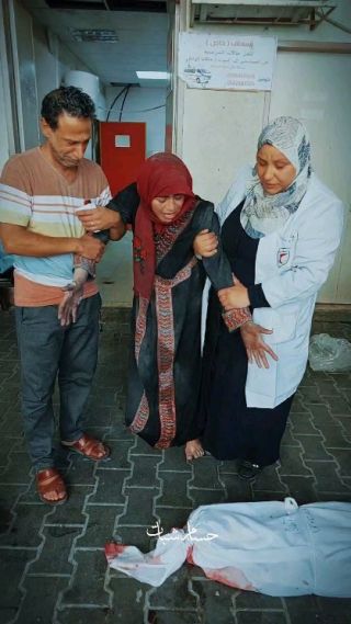 خلوني جنبوا دخيلكم ....كفنوني معه٠💔💔 
ام تودع طفلها في سن 10 أعوام 
#غزة_تحت_القصف #فلسطين #انقذوا_غزة...