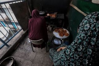 |A group of women preparing meals in UNRWA schools for the displaced, Northern Gaza.
💔💔

#فلسطين #غزة #سوريا #الاردن #لبنان #مصر #الجزائر #تونس...