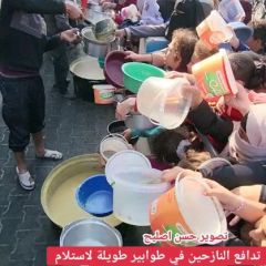 |تدافع النازحين في طوابير طويلة لاستلام طعامهم من تكية خيرية

#غزة_تستغيث|