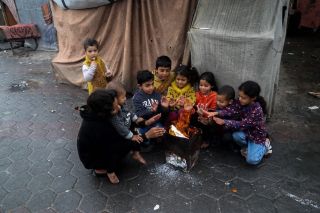 |Children lighting fire to warm up in unrwa schools, northern Gaza.💔

#غزة #فلسطين #لبنان #مصر #الاردن #سوريا #تونس #الجزائر #العراق #اليمن...
