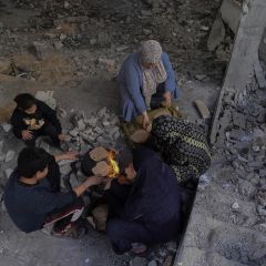 |Displaced people in northern Gaza making bread with firewood💔

#غزة #فلسطين #لبنان #سوريا #العراق #الاردن #تونس #الجزائر #المغرب...
