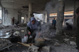 |An elderly woman cooking food with firewood during the war in northern Gaza strip💔

#غزة #فلسطين #لبنان #سوريا #تونس #الاردن #مصر #الجزائر #المغرب...