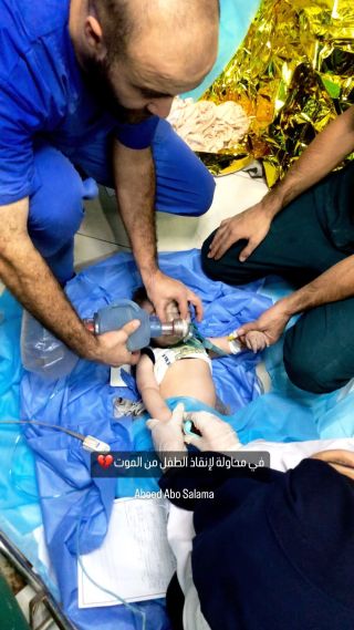 |في محاولة لإنقاذ الطفل من الموت

#غزة #فلسطين #غزة_تحت_القصف #لبنان #سوريا 
#تونس #المغرب #الجزائر #اكسبلور...