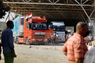 |مساعدات طبية وغذائية تبدأ بالدخول إلى ‫#غزة‬ لأول مرة منذ بدء الحرب الإسرائيلية على القطاع|