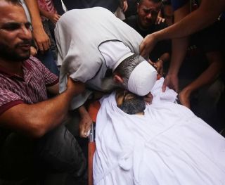 🔺️#Photos| Palestinians mourn the bodies of a number of martyrs at Al-Aqsa Martyrs Hospital in Deir al-Balah in the central Gaza Strip.
🔺️#صور| فلسطينيون يشيّعون...