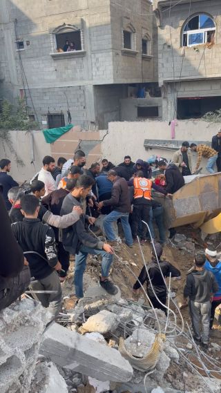 |انتشال جثة شهيدة بعد قصف منزل بمخيم النصيرات #غزة_تحت_القصف #غزة_تقاوم|