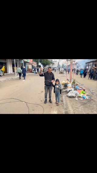 |اثناء التجول بدير البلح اليوم صدفة شاهدت هذا المشهد فقمت بالتصوير مع الرجل وطفله عبر الجوال #غزة_تحت_القصف...
