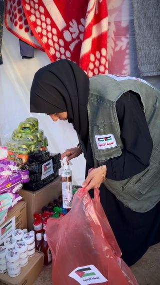 |ندخل على الناس السرور 

من فعالية اليوم توزيع طرود صحية على العاىلات منهم خصيصاً النساء 
شكرا للحملة...