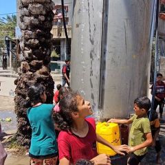 أطفال نازحين في خان يونس جنوب قطاع غزة يلهون بالمياه مع إرتفاع درجات الحرارة 

 Displaced children in Khan Yunis, south of the Gaza...