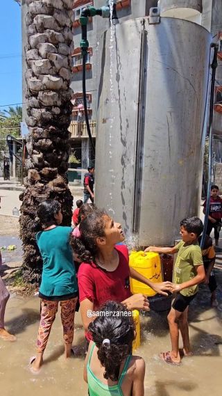 أطفال نازحين في خان يونس جنوب قطاع غزة يلهون بالمياه مع إرتفاع درجات الحرارة 

 Displaced children in Khan Yunis, south of the Gaza...