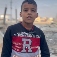 |ماهر.. طفل من مخيم #البريج نزح مع أهله إلى النصيرات بعد اقتحام الجيش الإسرائيلي للمخيم.. يتمنى أن يواصل تعليمه...