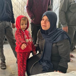 |فلسطينيون يودعون 15 قمرًا ارتقوا جراء استهداف الاحتلال الإسرائيلي منزلًا لعائلة نوفل غرب #رفح جنوبي قطاع...