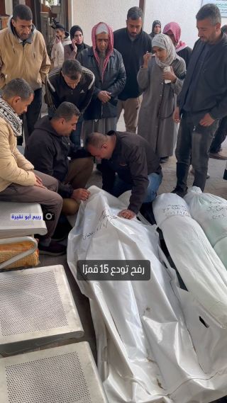 |فلسطينيون يودعون خمسة عشر قمرًا ارتقوا إثر قصف الاحتلال الإسرائيلي منزلًا مأهولًا بالسكان لعائلة نوفل في حي...
