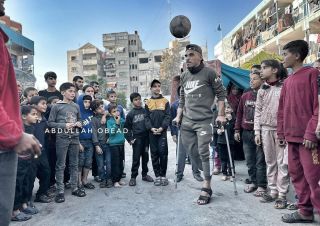 |نازح في أحد مراكز الإيواء بـ #غزة من ذوي الاحتياجات الخاصة يلعب كرة القدم رغم بتر قدمه
#غزة #اكسبلور #صور...