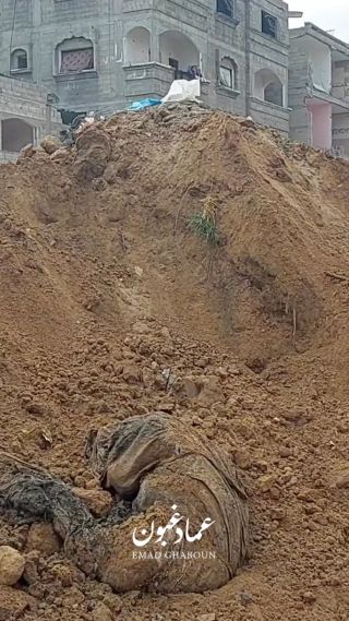 العثور على عدد من جثامين الشهد.اء دفنها جيّش الآحتلال بعد اعدامهم تحت السواتر الرملية في منطقة مشروع بيت...