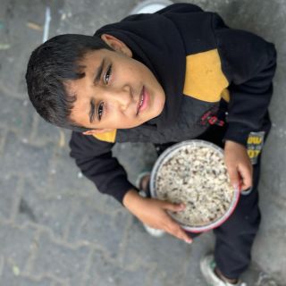 |تزاحم النازحين أمام "تكية" خيرية في #رفح جنوبي قطاع #غرة، في ظل تواصل الحرب والحصار الإسرائيلي على قطاع غزة...