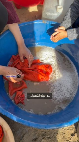|هذا هو لون المياه التي يغسل بها الفلسطينيون ملابسهم في مخيمات النزوح بقطاع #غزة، في ظل تواصل الحصار والحرب...