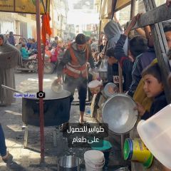 |فلسطينيون نازحون يصطفون للحصول على الطعام عند تكية خيرية، في مخيم الشابورة وسط #رفح جنوبي قطاع #غزة، في ظل...