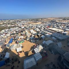 |نكبات متجددة يعيشها الشعب الفلسطيني.. خيام النازحين بأول أيام عام #2024 في حي المواصي غرب مدينة #رفح جنوبي قطاع...
