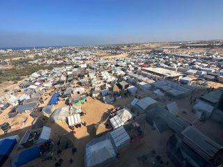 |نكبات متجددة يعيشها الشعب الفلسطيني.. خيام النازحين بأول أيام عام #2024 في حي المواصي غرب مدينة #رفح جنوبي قطاع...