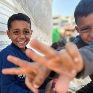 |ابتسامة رغم مرارة الحرب.. طفل فلسطيني يضحك للكاميرا من أمام خيمة عائلته التي نزحت إليها جنوبي قطاع #غزة. 📷...