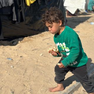 |طفولة مُعَذَّبة.. ظروف صعبة يعيشها الأطفال الفلسطينيين في مخيمات النازحين برفح جنوبي قطاع #غزة. 📷 ربيع أبو...