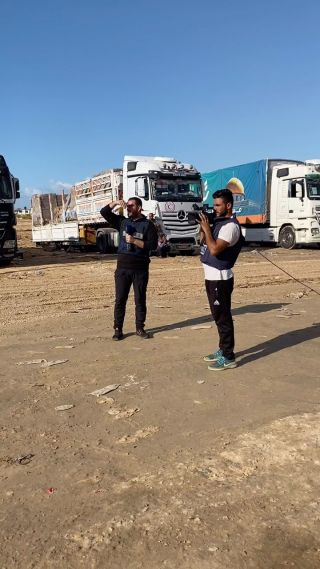 |قرب الحدود الفلسطينية المصرية نرصد لكم ادخال المساعدات الانسانية إلى قطاع غزة
 رفح#معبر_رفح 
#غزة_تحت_القصف ...