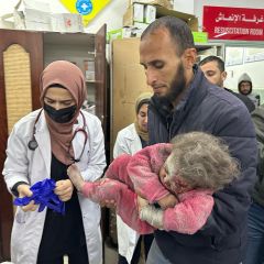 |عشرة أقمار معظمهم أطفال من عائلة أبو لاشين وعدد من الإصابات، وهم نازحون من الوسطى، بقصف منزل لعائلة جرغون...