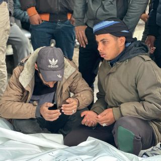 |وداع أقمار ارتقوا إثر قصف الاحتلال الإسرائيلي منزلا وديوان لعائلة أبو سنيمة  في بلدة الشوكة شرق #رفح جنوبي...
