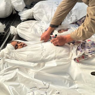 |أربع طفلات وجدَّتهن.. مشاهد من وداع الأقمار الذين ارتقوا بعد قصف الاحتلال الإسرائيلي منزلاً لعائلة العرجاني...