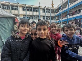 |أطفال طلبوا مني تصويرهم في أحد مراكز النزوح بمخيم #البريج الذي يتعرض الآن لاقتحامات من قبل جيش الاحتلال...