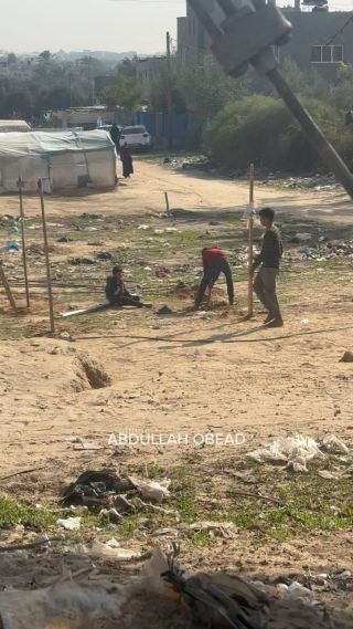 |Children are setting up a tent for their family who have displaced a palace from their home to protect them from the extreme cold, next to the garbage
#غزة #اكسبلور #تصوير #صور...