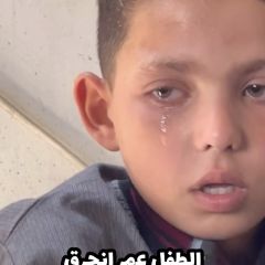 تخيل أبوك يستشه.د بالحرب ، لا وكمان تشوفه بنحرق وبولع وجلده بيسيح قدامك ! ..الطفل عمر انحرق أبوه قدام عيونه...