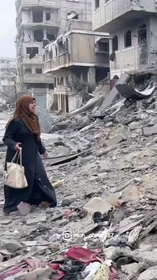 🎥 @moh_ahmed87 | 18 Maret 2024

Ibu ini keluar untuk mengambil tepung dan saat ia kembali, ia mendapati rumahnya sudah hancur oleh para Kera.. 

....

#FreePalestine #IStandWithPalestine...
