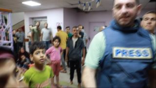 |مواطنة نازحة ترفض مغادرة مستشفى الرنتيسي للأطفال رغم تعرضه للقصف #طوفان_الأقصى🇵🇸|