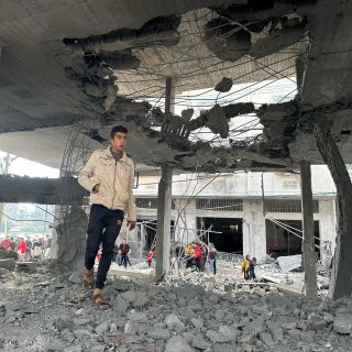 |آثار الدمار الذي حل بمنزل يعود لعائلة النحال إثر قصفه بطائرات الاحتلال الإسرائيلي، وأدى لارتقاء ثلاثة...