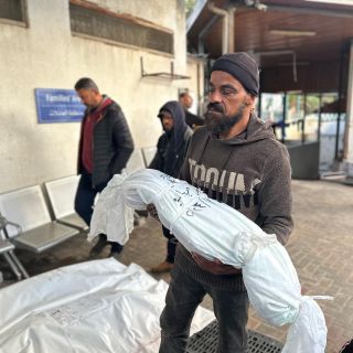 |وداع شهداء من عائلة جبالية في مستشفى النجار ارتقوا إثر استهداف منزل لعائلة النحال في حي خربة العدس شرق رفح...