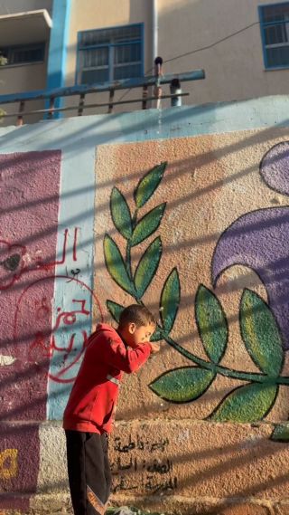 |طفل نازح مع عائلته في مركز ايواء في مخيم #البريج يشرب من مياه ملوثة من شدة العطش
هذه #غزة وهكذا تحتفل بالعام...