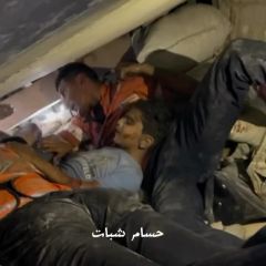 He will not forget what happened to this child and he will not forget the scene of the martyrdom of his brother one day.  لن ينسى ما حصل هذا الطفل و لن ينسى مشهد...