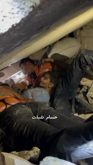 He will not forget what happened to this child and he will not forget the scene of the martyrdom of his brother one day.  لن ينسى ما حصل هذا الطفل و لن ينسى مشهد...