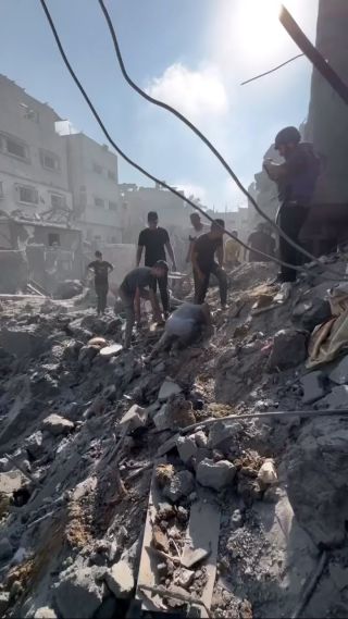 |الشاب فراس وشاح ينادي على اطفاله الذين هم تحت الركام في مجزرة مخيم البريج #طوفان_الأقصى🇵🇸|