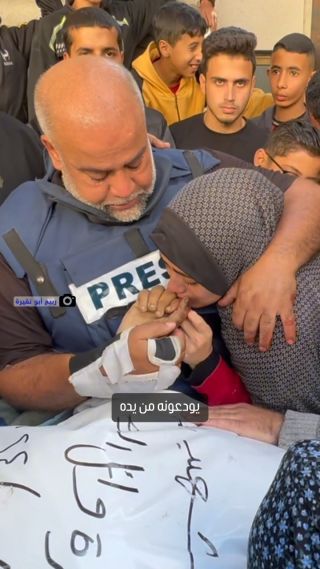 |يودعونه من يده.. وداع مؤلم وحزين للزميل الصحفي حمزة الدحدوح الذي ارتقى إثر قصف الاحتلال الإسرائيلي مركبته...